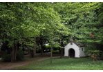 Fotografie - kleine Kapelle umgeben von Bäumen