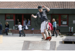 Jugendlicher auf Skateanlage