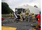 Beschädigter LKW auf der Autobahn, Einsatzkräfte der Berufsfeuerwehr Regensburg befreien den LKW Fahrer.