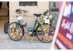 Fotografie - Geschmücktes Fahrrad mit Postkarten und Plakaten des AK Frau und Sucht 