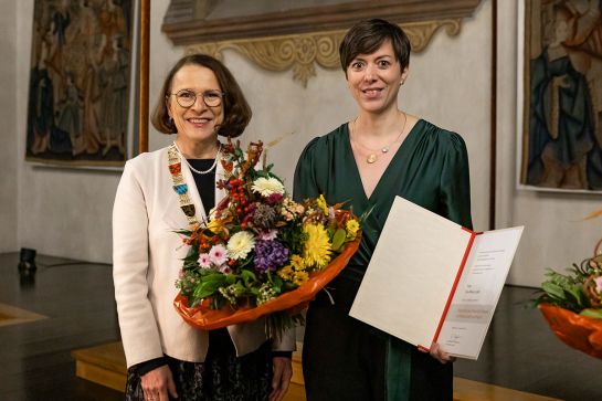 Fotografie - Eva-Maria Leeb - Preis für Frauen in Wissenschaft und Kunst 2023 - Oberbürgermeisterin Gertrud Maltz-Schwarzfischer und Eva-Maria Leeb