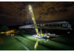 Fotografie - Einhub der Brückenteile (in einer Nachtaktion) mittels Schwimmkran an der Sinzinger Geh- und Radwegbrücke