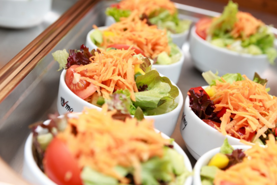 Foto - Mittagsverpflegung in unserer Mensa; gemischter Salat in kleinen Schüsseln.