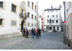 Fotografie - eine Gruppe Menschen steht in der Regensburger Altstadt bei einem Rundgang