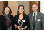 Fotografie - Katrin Dorfner mit Oberbürgermeisterin Gertrud Maltz-Schwarzfischer und Prof. Dirk Steuernagel