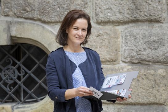 Fotografie: Elena Großkopf hält eine Mappe in der Hand.
