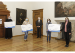 Fotografie - Vertreter der Firma R-Kom und Oberbürgermeisterin Maltz-Schwarzfischer mit drei Spendenschecks