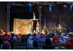 Fotografie – Akrobatikperformance auf der Bühne in Regensburg vor Publikum, Carmen Lück im Spagat in der Luft gestützt durch ihre beiden männlichen Akrobatikkollegen