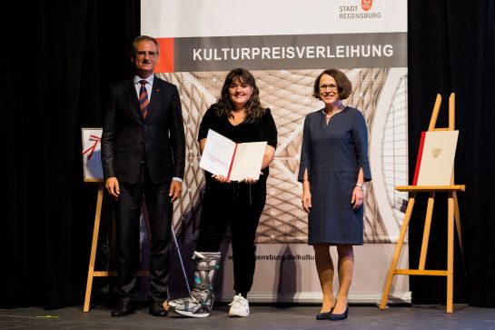 Fotografie – Kulturreferent Wolfgang Dersch, Teresa Reichl und Oberbürgermeisterin Gertrud Maltz-Schwarzfischer bei der Preisverleihung