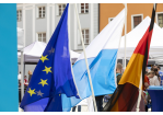 Blick auf europäische, bayerische, deutsche Flagge