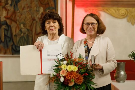 Fotografie - Verleihung der Stadtschlüssel an Helga Brielmaier-Löffel; im Bild mit Oberbürgermeisterin Gertrud Maltz-Schwarzfischer