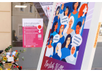 Fotografie - Plakat „Herzlich Willkommen zur Frauenmesse“ vor dem Raum für Engagement, im Hintergrund das Plakat mit den Veranstaltungen zum Internationalen Frauentag. 