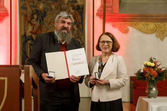 Fotografie - Verleihung der Stadtschlüssel an Dr. Josef Paukner; im Bild mit Oberbürgermeisterin Gertrud Maltz-Schwarzfischer