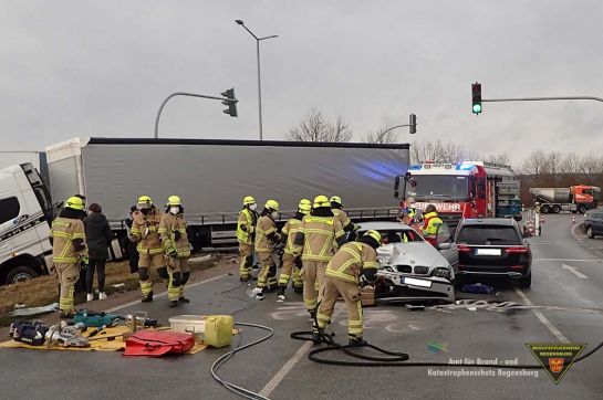 Fotografie: Einsatzkräfte der Berufsfeuerwehr Regensburg bei der Rettung einer verletzten Person aus einem verunfallten Fahrzeug.