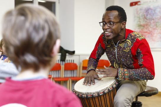 Durch die Musik will er seinen Schülerinnen und Schülern sein Heimatland näher bringen.