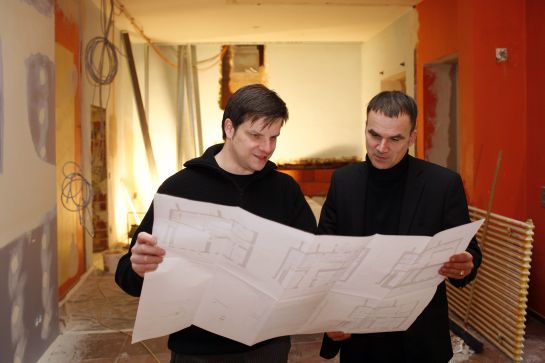 Uwe Hering (r.) und Matthias Segerer mit einem Umbauplan des Jugendzentrums in der Weingasse