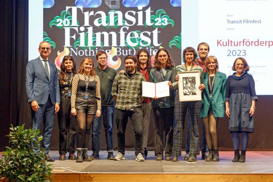 Fotografie - Team des Transit Filmfestes mit Oberbürgermeisterin Gertrud Maltz-Schwarzfischer (rechts) und Kulturreferent Wolfgang Dersch (links) 