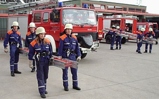 Feuerwehrübrung, Einsatzkräfte tragen Leiter