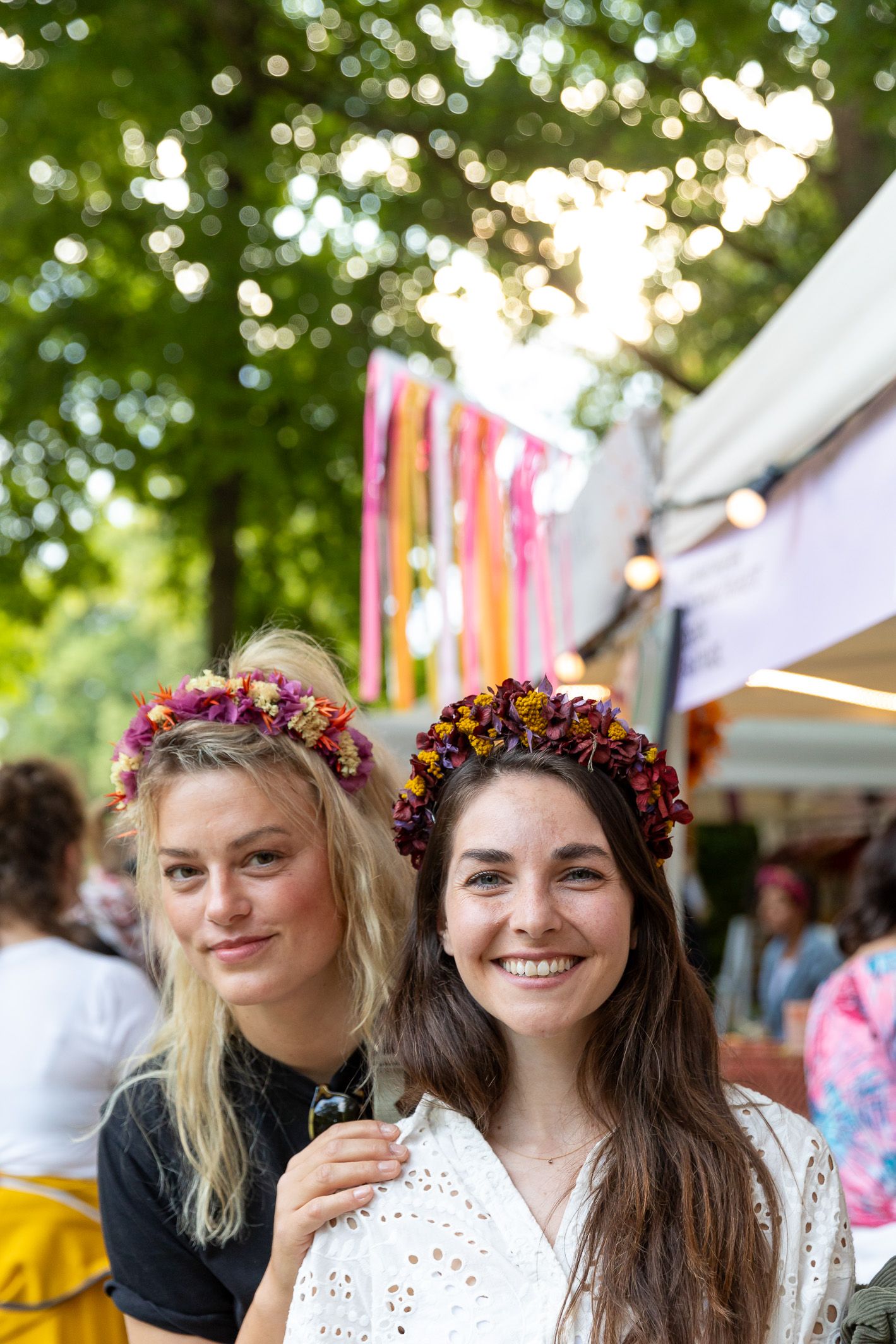 Fotografie: Zwei junge Frauen mit Blumenkränzen auf dem Kopf