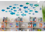 Foto Kinderbuchregale und Wandbemalung Fische