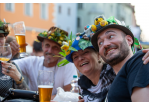 Fotografie: Lachende Menschen mit bunt dekorierten Hüten