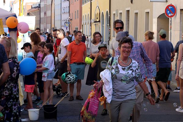 Menschen beim Straßenfest in der Ostengasse
