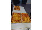 Auf dem Foto sind zwei Pizzen auf einem Tisch zu sehen. 
