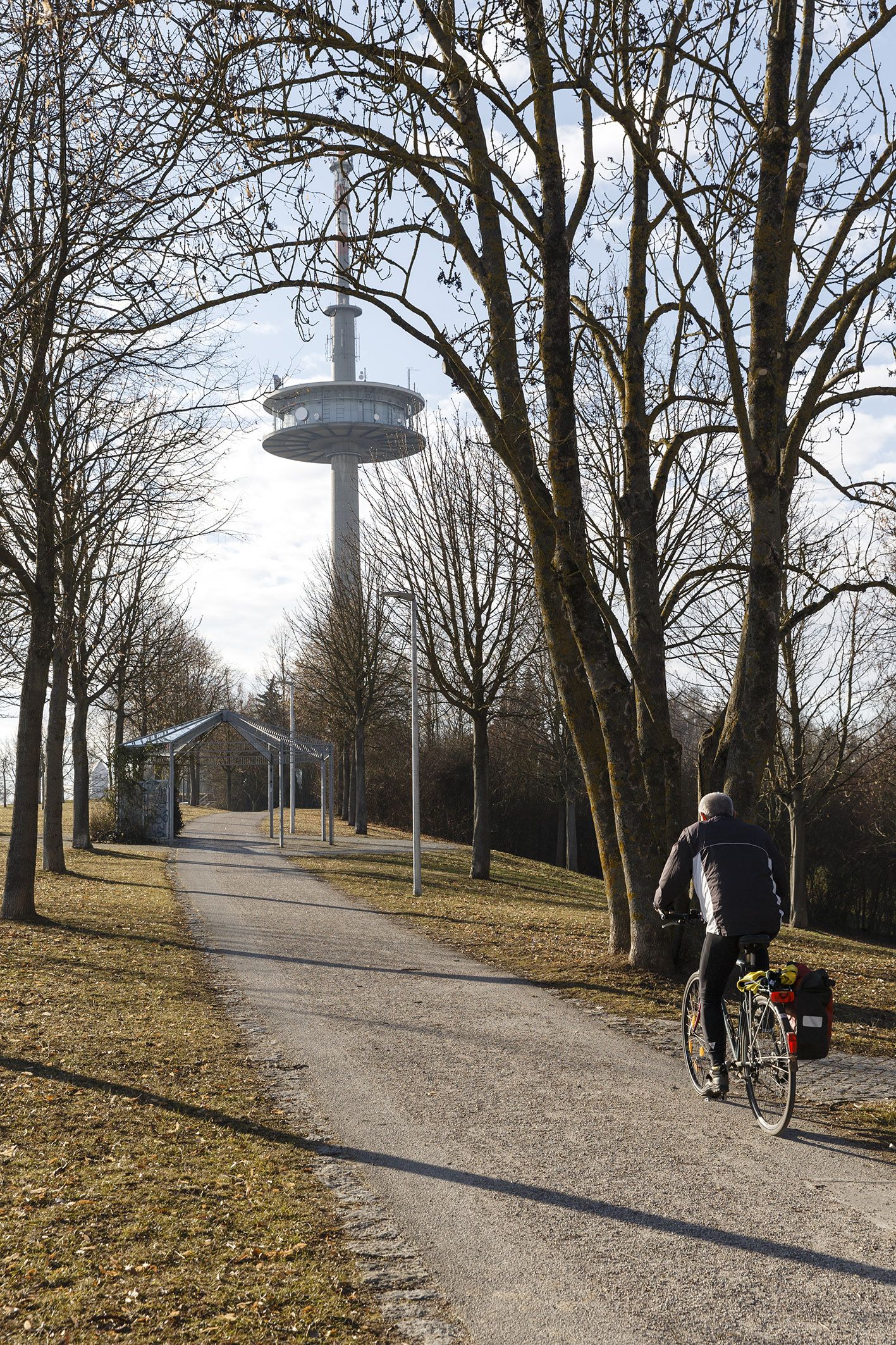 Fotografie: Parallel zur A3 führt ein Spazierweg bis zum Fernsehturm.