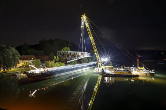 Fotografie: Ein Kran hebt ein Brückenteil ein. (C) Bilddokumentation Stadt Regensburg