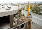 Fotografie - Bagger bricht Stück für Stück die alte Hauptfeuerwache ab (C) Bilddokumentation Stadt Regensburg