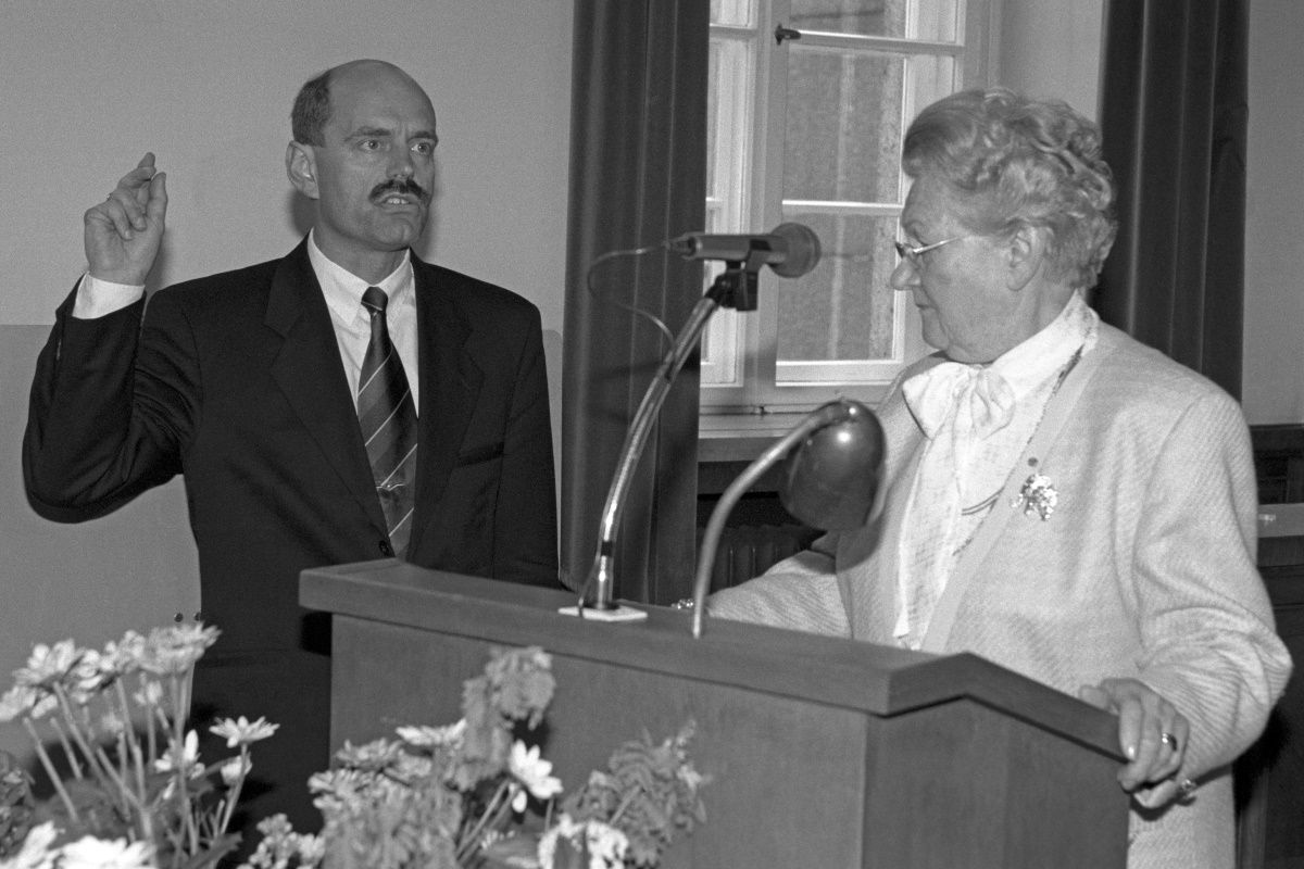Fotografie: Hildegard Anke vereidigte 1996 Oberbürgermeister Hans Schaidinger.