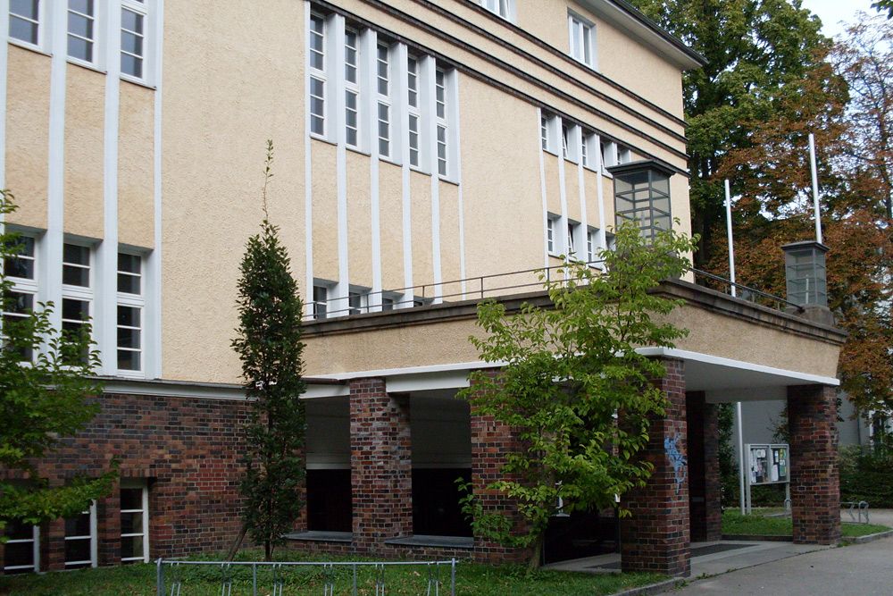 RT-Halle Außenansicht Haupteingang