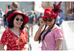 Fotografie: Zwei Frauen mit roten Hüten