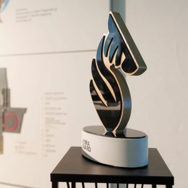 In der Mitte des Bildes erkennt man eine Trophäe in Form eines schwarz-weißen Zebra-Kopfes.