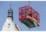 Fotografie: Menschen schweben in einem Käfig in der Höhe (C) Bilddokumentation Stadt Regensburg