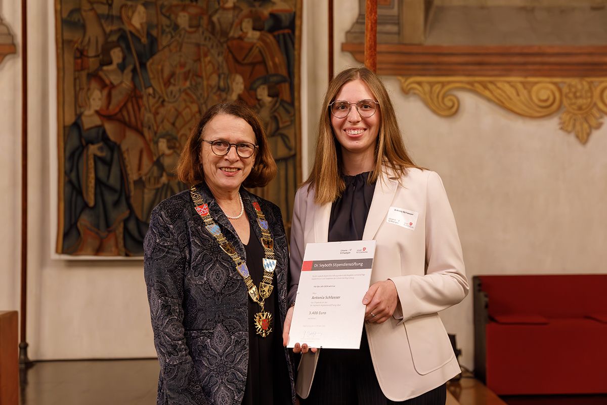 Fotografie - Antonia Schlosser mit Oberbürgermeisterin Gertrud Maltz-Schwarzfischer