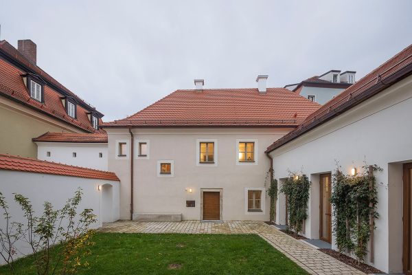 Fotografie - Zu sehen ist das St. Katharinenspital Schreiberhaus mit Blick vom Innenhof auf die Nordfassade nach der Sanierung