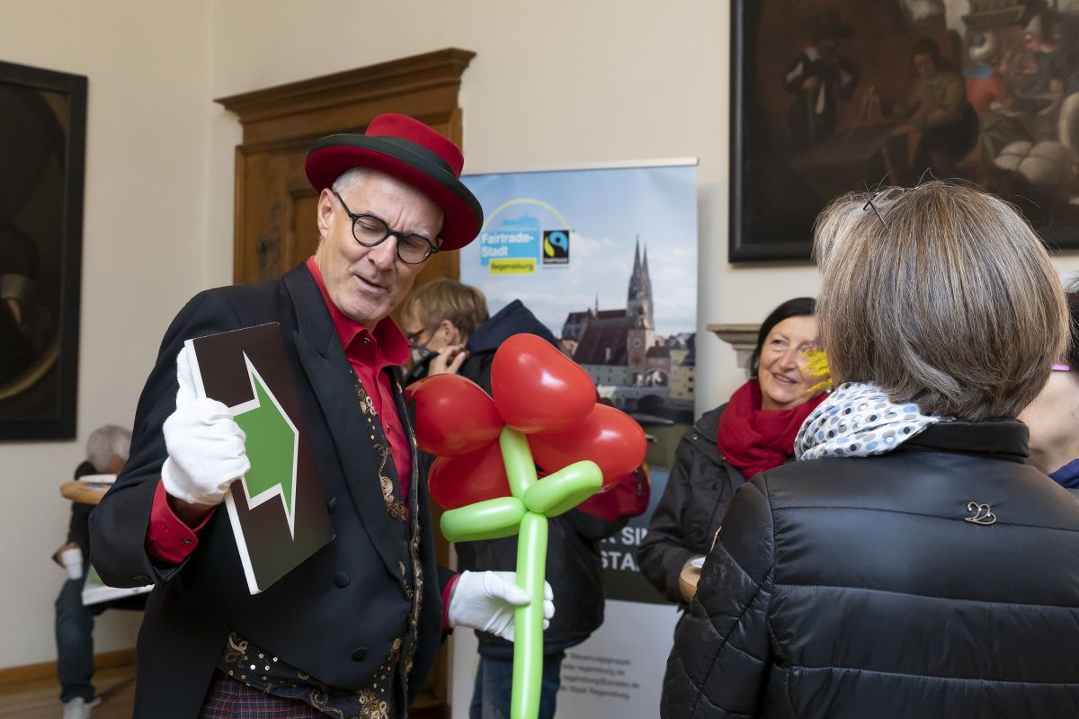 Fotografie: Clown mit Besuchern am Tag der offenen Tür