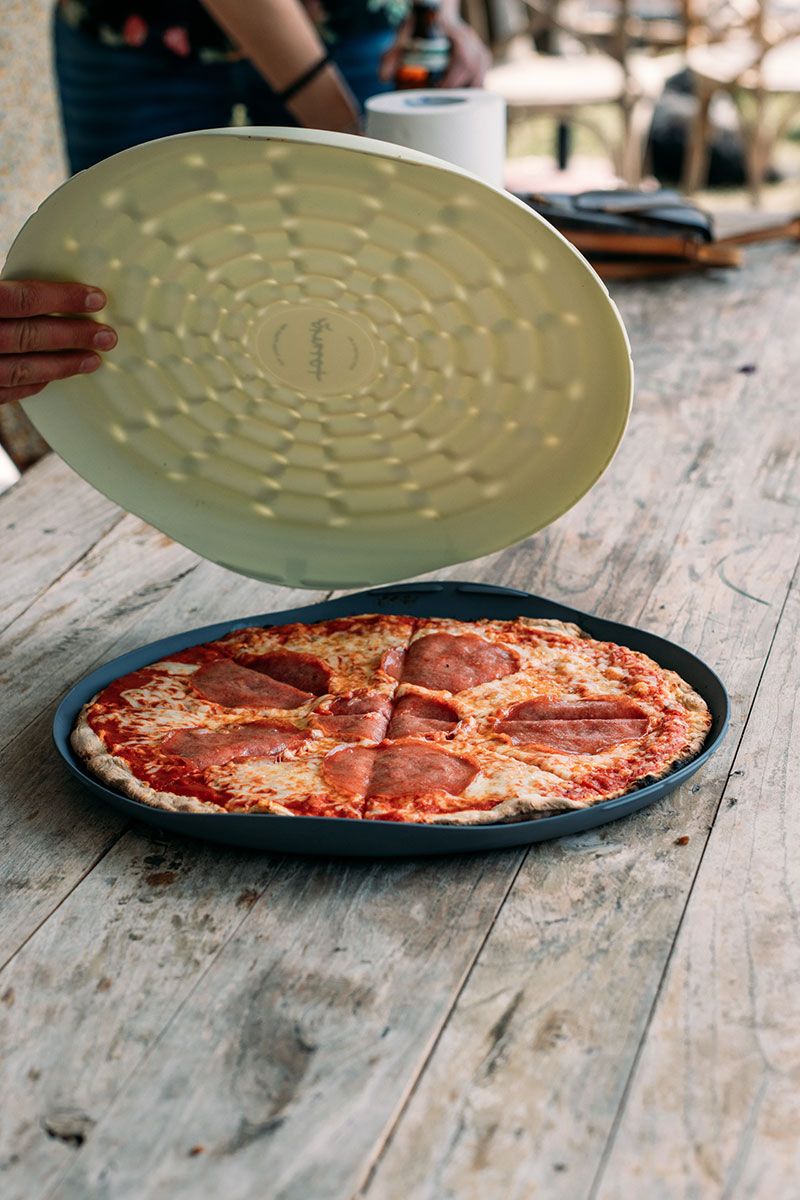Fotografie - wiederverwendbare Pizzabox geöffnet