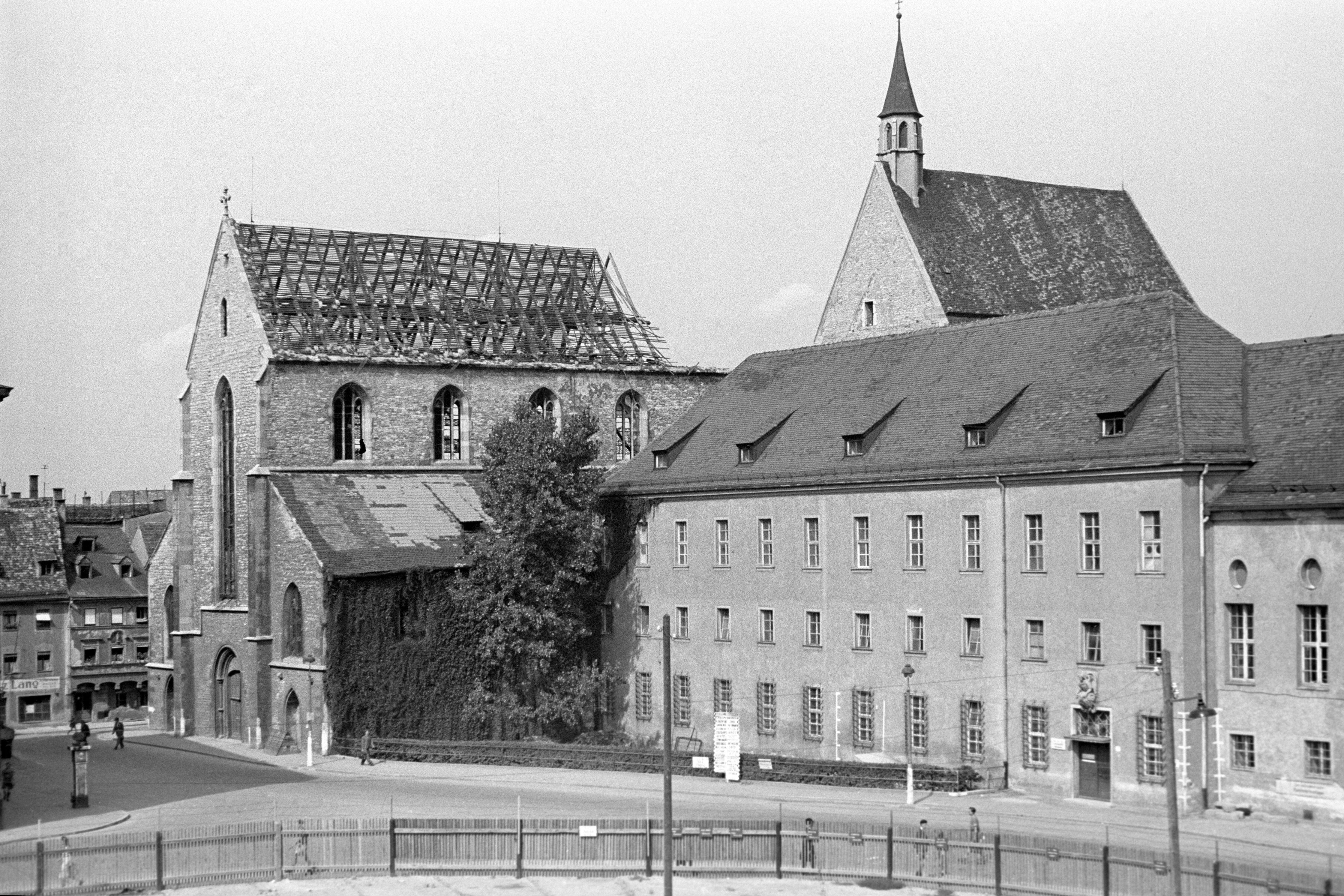 Fotografie: Das Dach der Minoritenkirche ist noch immer nicht wiederaufgebaut. Im Oktober 1944 war es bei einem schweren Luftangriff auf die Stadt beschädigt worden (1946).
