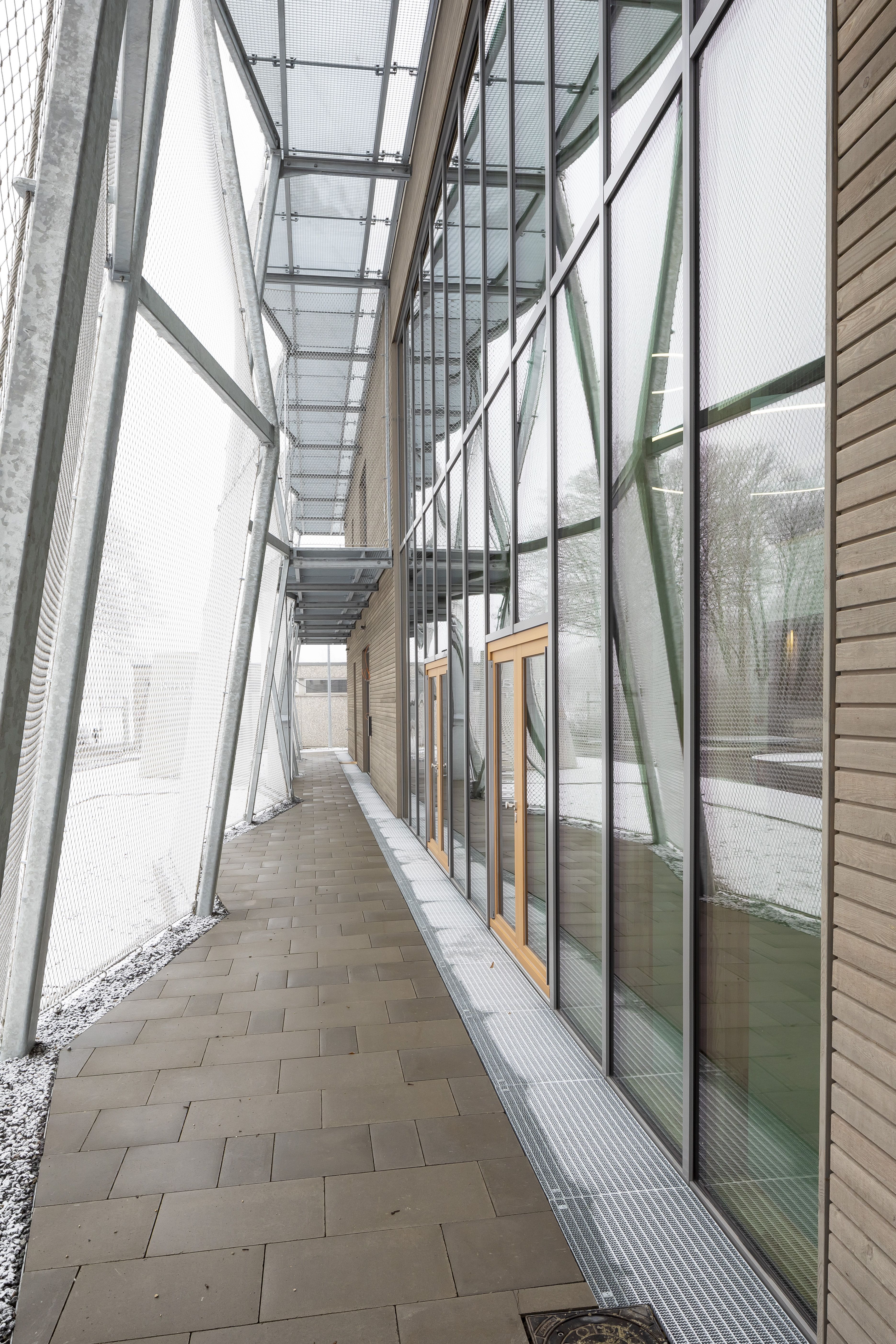 Fotografie: Äußere Glasfront des Kinderhauses in der Guerickestraße