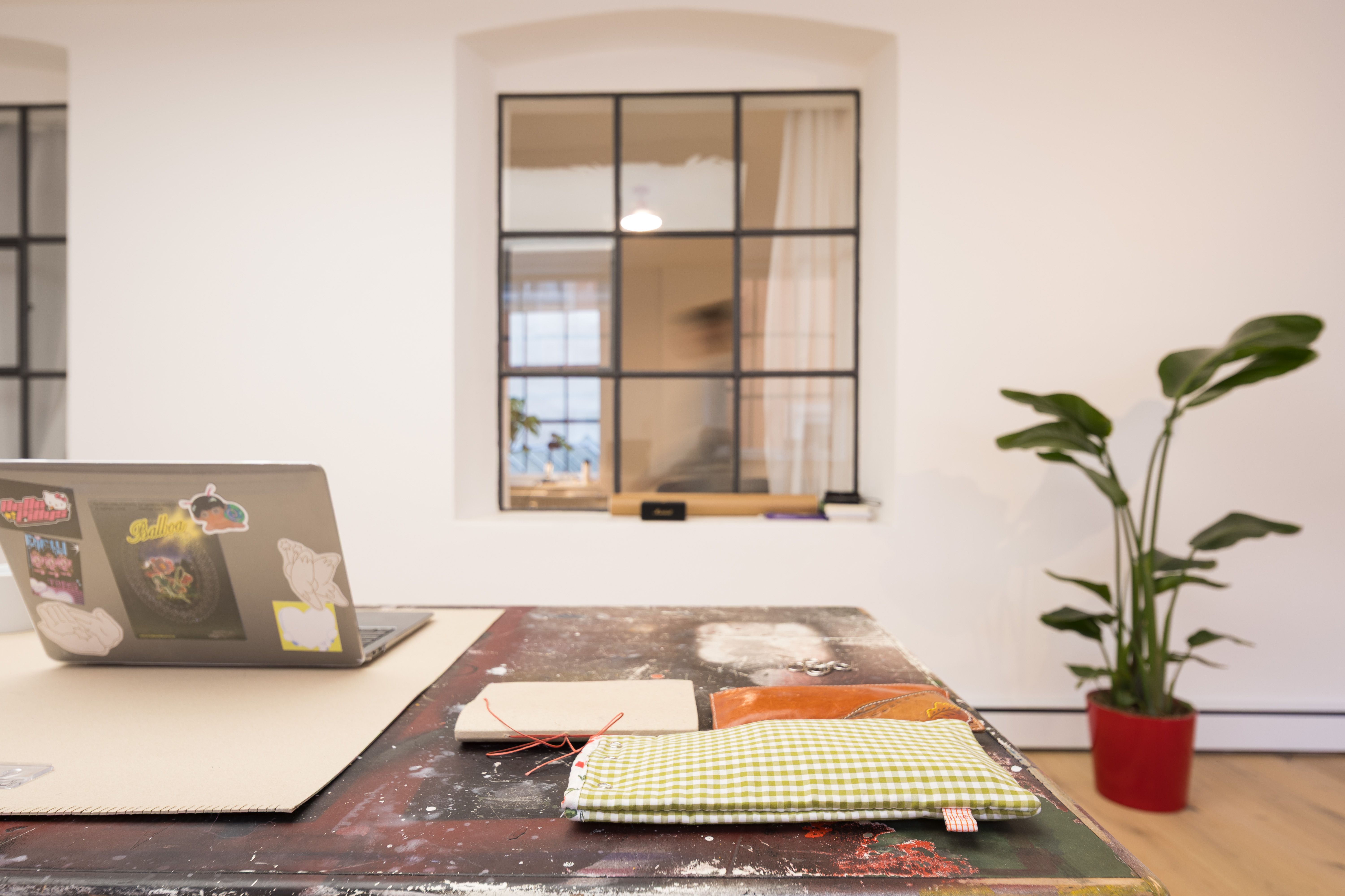 Fotografie - Atelierwohnung 2 - Zu sehen ist eines der charakteristischen Fenster. Im Hintergrund läuft eine verschwommene männliche Silhouette durch das Schlafzimmer.