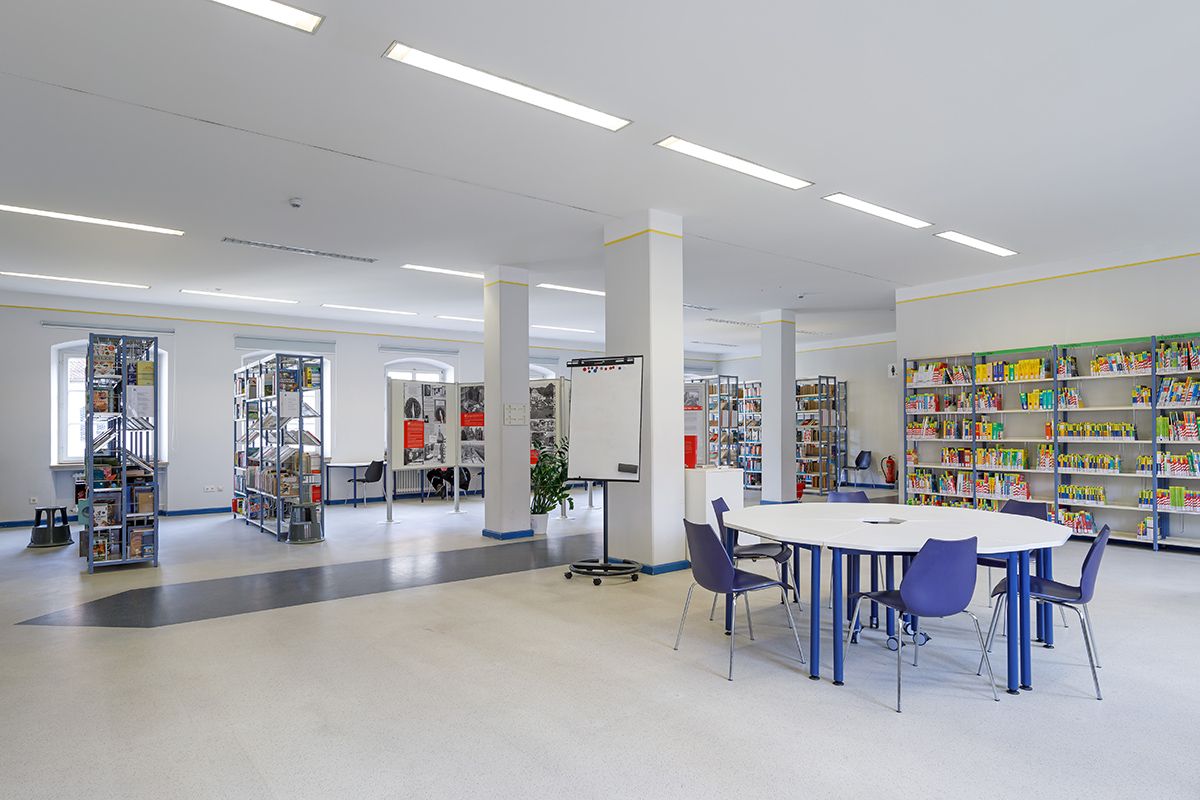 Gruppentisch und Bücherregale