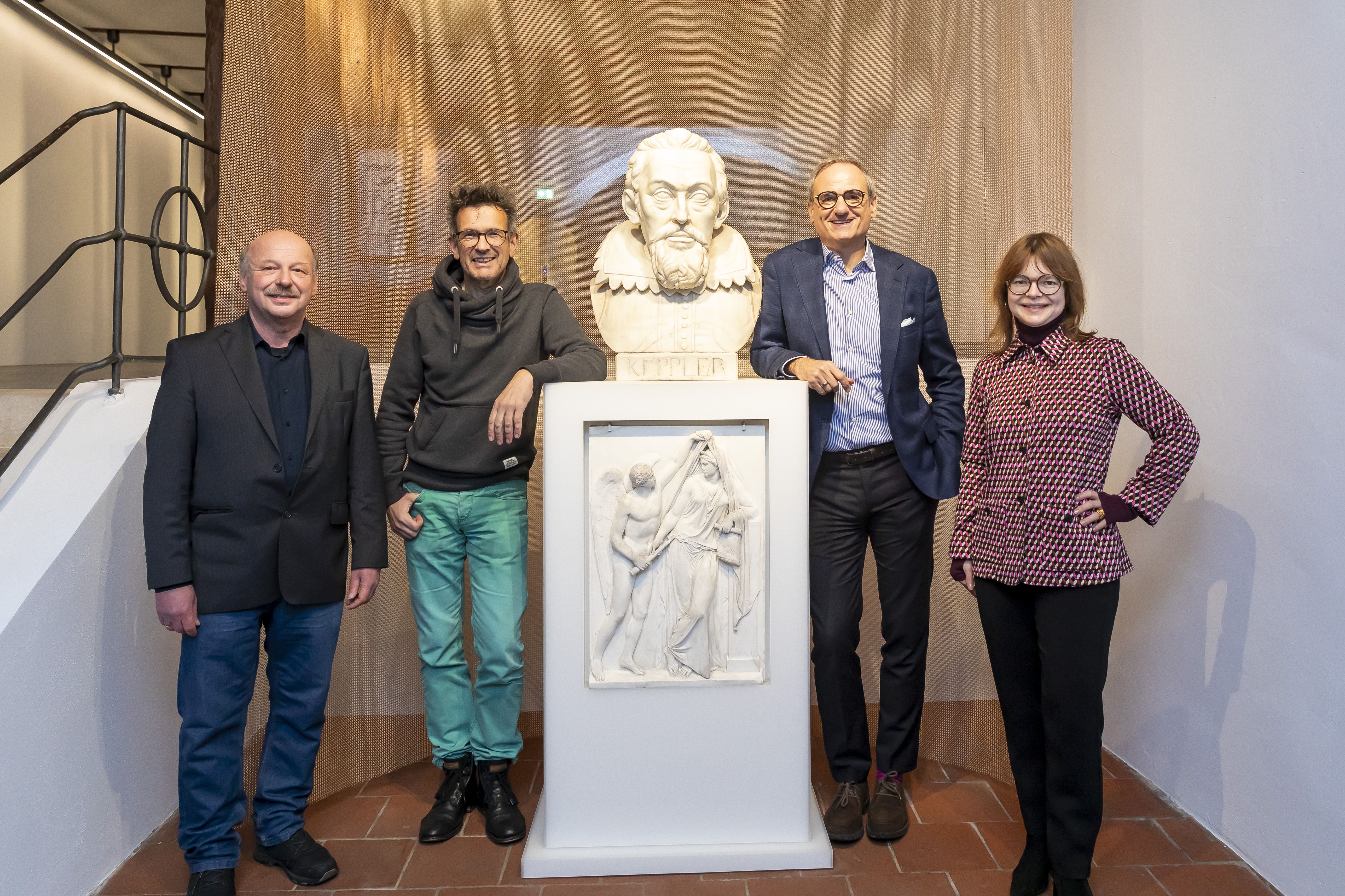 Fotografie: Gruppenbild mit Kepler-Büste: (v. l.) Dr. Andreas Boos, stellvertretender Leiter der Museen der Stadt Regensburg, Matthias Freitag (Kulturamt / Museen der Stadt Regensburg), Kulturreferent Wolfgang Dersch und Kulturamtsleiterin Maria Lang