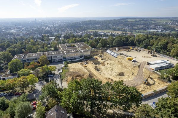 Fotografie: Drohnenaufnahme der Baustelle des Schulzentrums am Sallerner Berg