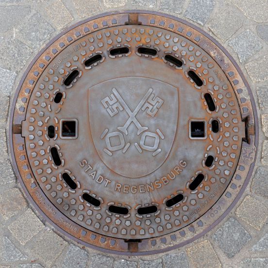 Fotografie: Neue Kanaldeckel mit Regensburg-Motiv