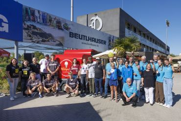 Fotografie: Gruppenfoto mit der Eis-Ape