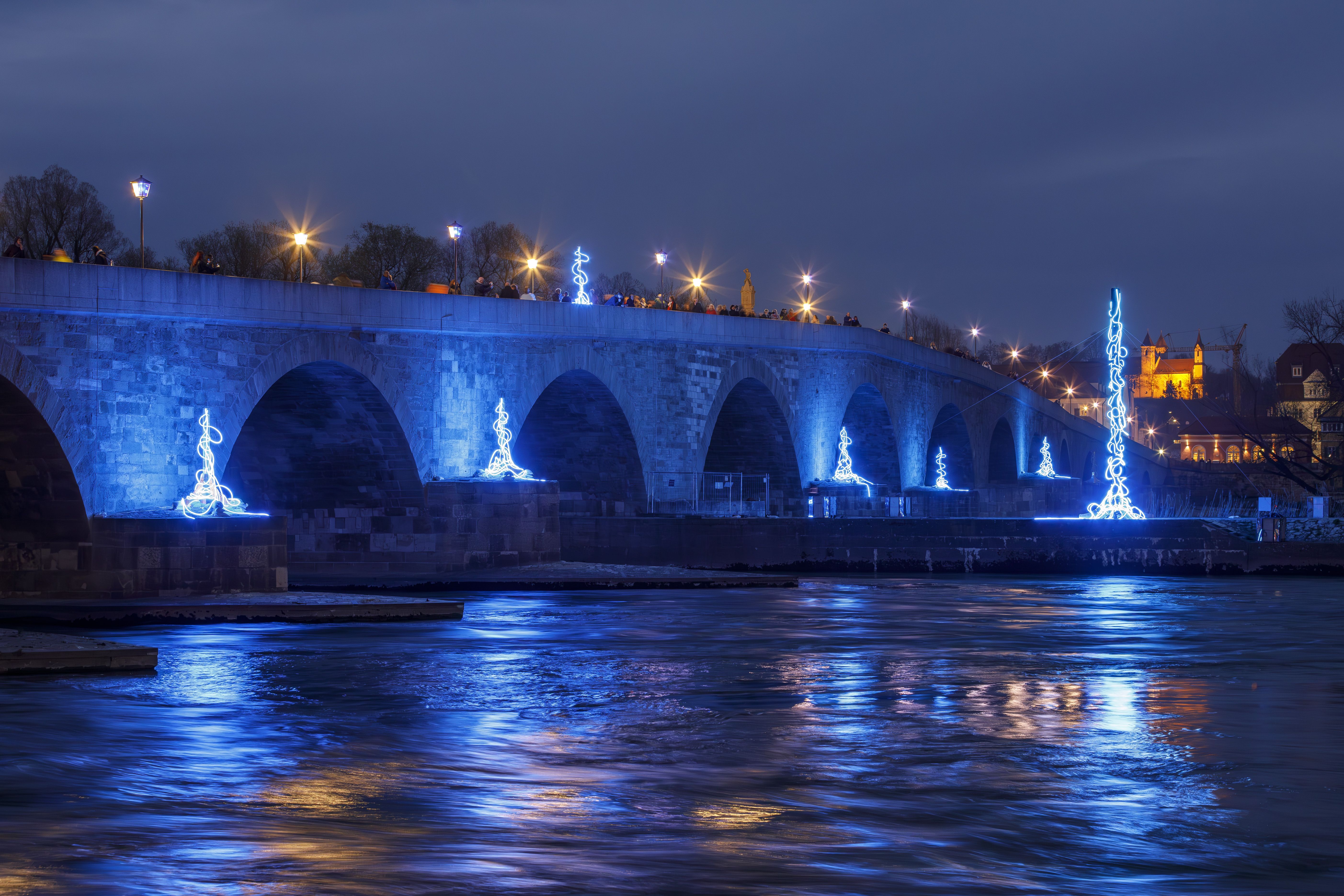 Fotografie – beleuchtete Steinerne Brücke beim RE.LIGHT 2024