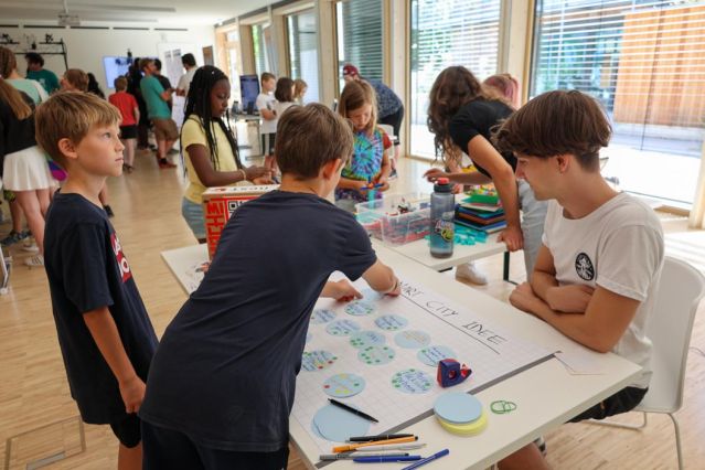 Besucher*innen beim R_NEXT-Stand