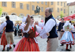Fotografie: Paare in Tracht bei einem von einer Partnerstadt aufgeführten Volkstanz